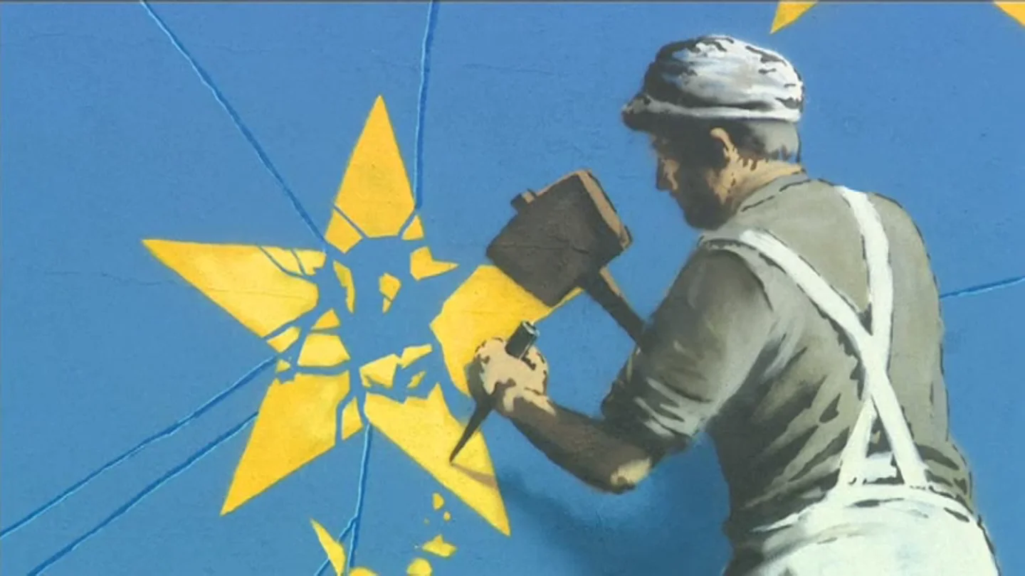 Frame 30.935366 de: Banksy pinta por primera vez un mural sobre el 'Brexit' en la ciudad inglesa de Dover Frame 30.935366 de: Banksy pinta por primera vez un mural sobre el 'Brexit' en la ciudad inglesa de Dover