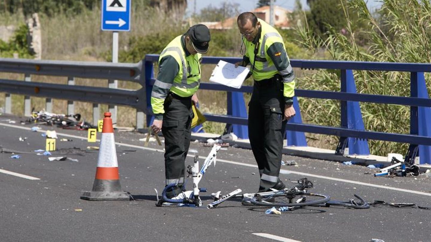La Guardia Civil en el lugar del accidente donde una mujer, que dio positivo en alcohol y drogas, arroll&oacute; a un grupo de ciclistas