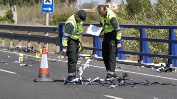 La Guardia Civil en el lugar del accidente donde una mujer, que dio positivo en alcohol y drogas, arrolló a un grupo de ciclistas