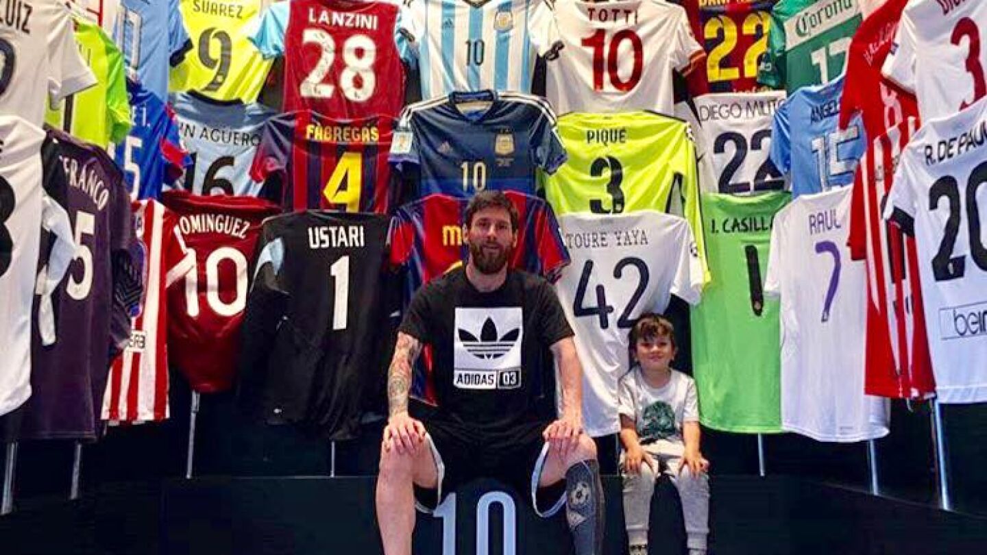 Leo Messi ense&ntilde;a su colecci&oacute;n de camisetas