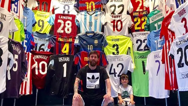 Leo Messi ense&ntilde;a su colecci&oacute;n de camisetas