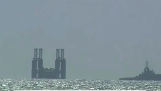 Un remolcador intenta mover una plataforma varada Un remolcador intenta mover una plataforma varada