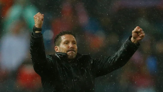Simeone anima a los aficionados rojiblancos tras el partido Simeone anima a los aficionados rojiblancos tras el partido
