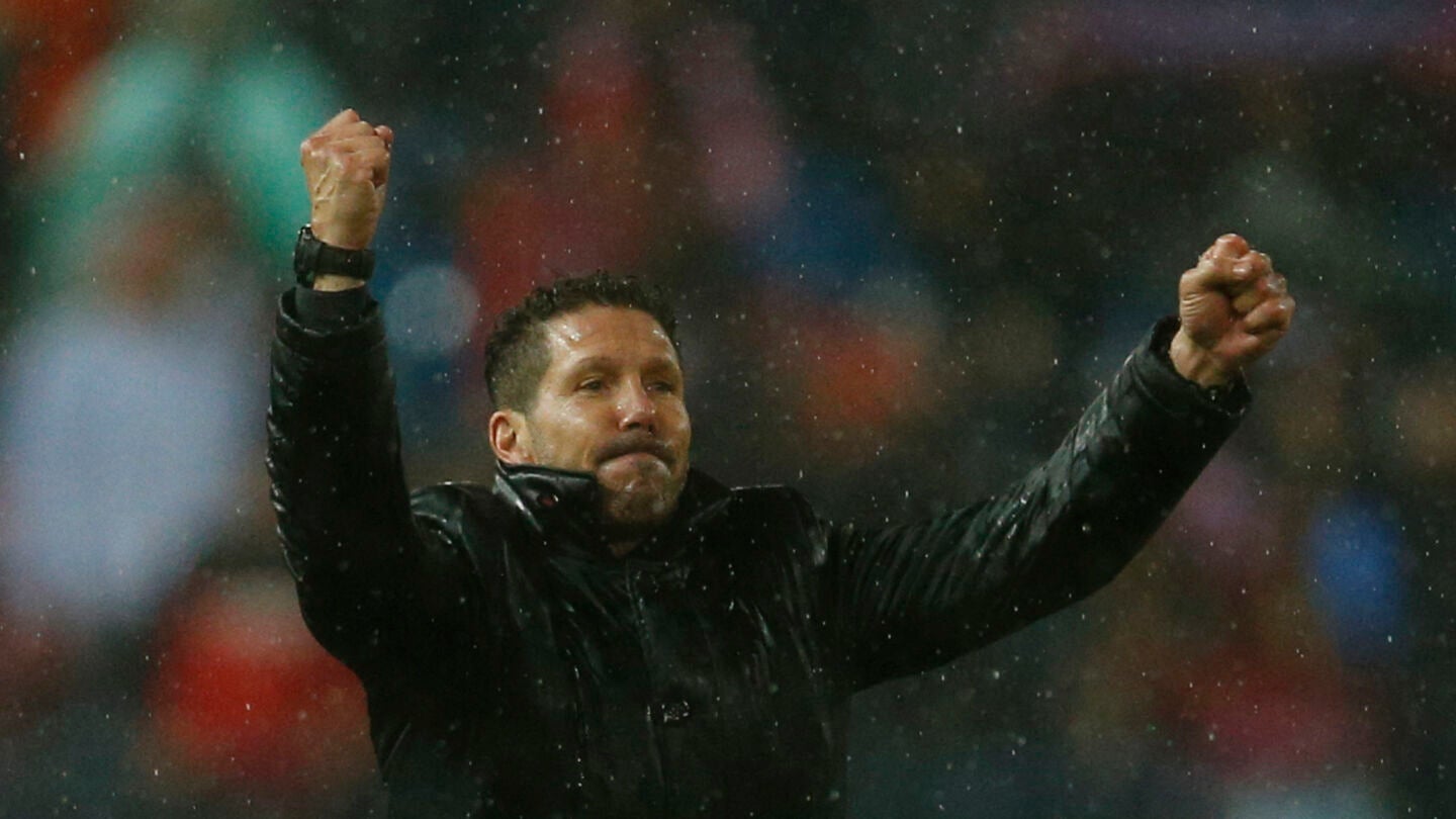 Simeone anima a los aficionados rojiblancos tras el partido