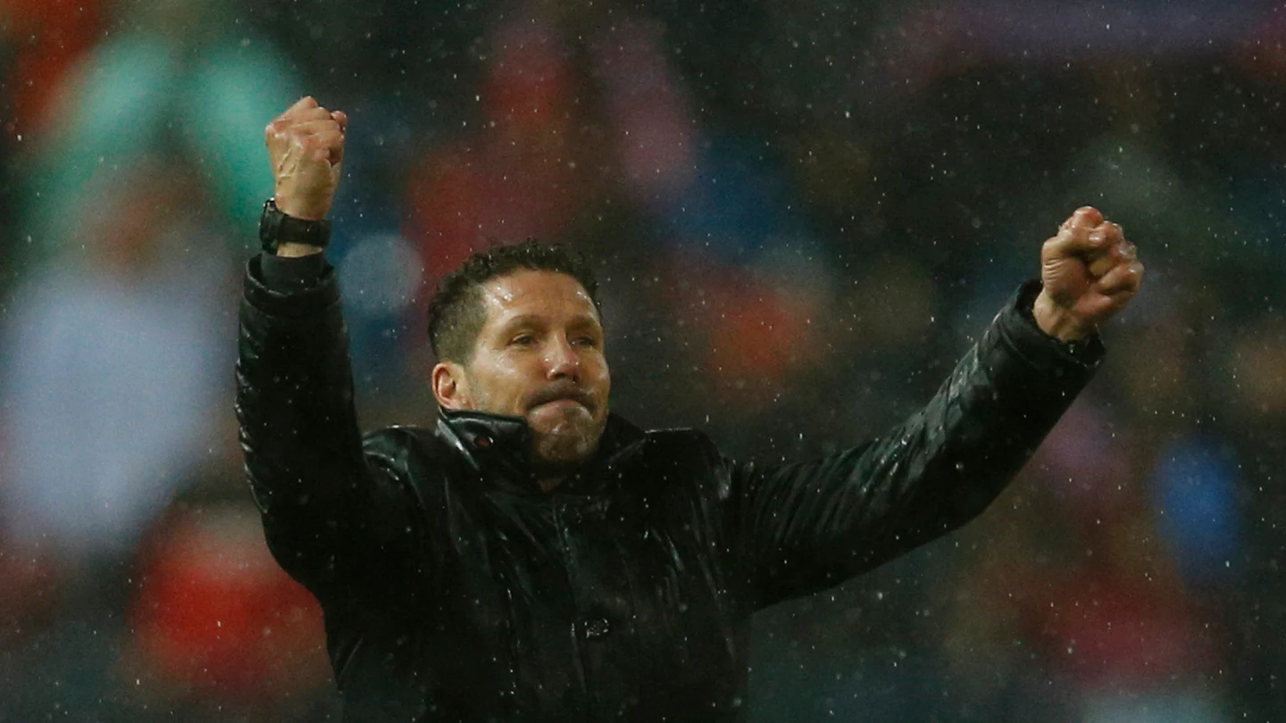 Simeone anima a los aficionados rojiblancos tras el partido Simeone anima a los aficionados rojiblancos tras el partido