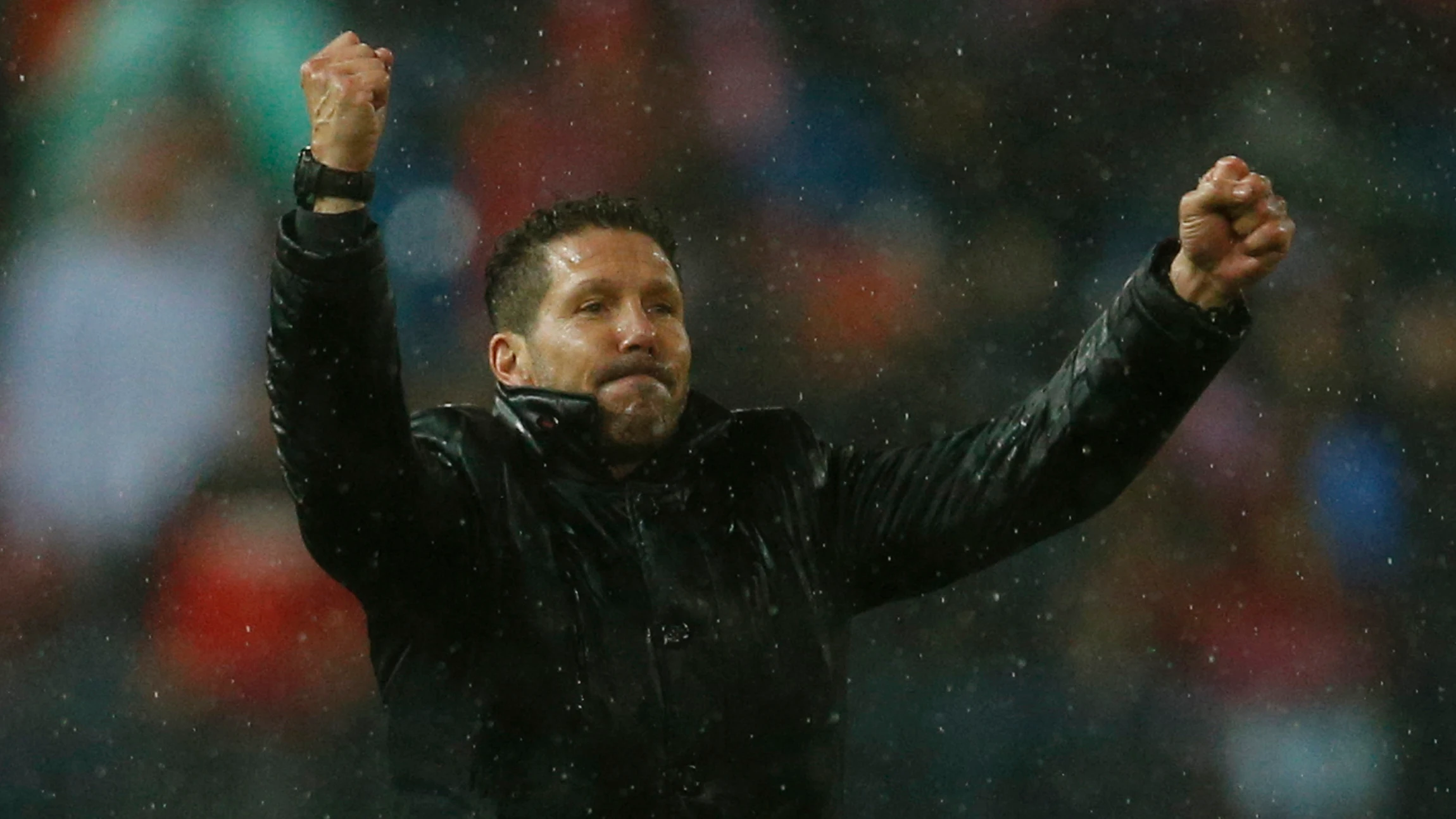 Simeone anima a los aficionados rojiblancos tras el partido Simeone anima a los aficionados rojiblancos tras el partido