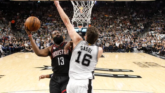 Pau Gasol intenta taponar la entrada de Harden al aro Pau Gasol intenta taponar la entrada de Harden al aro