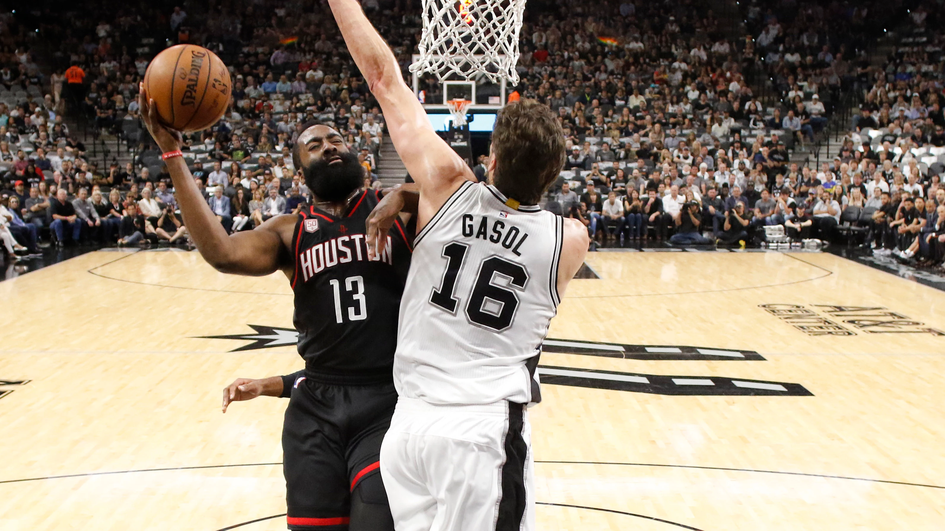 Pau Gasol intenta taponar la entrada de Harden al aro