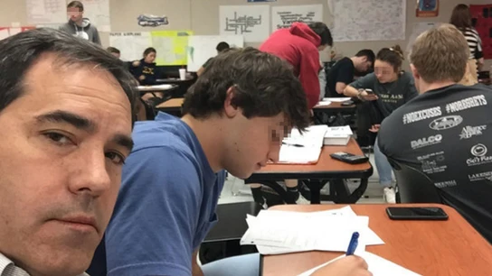 Peculiar castigo de un padre a su hijo Peculiar castigo de un padre a su hijo