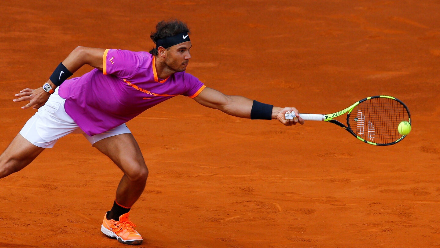 Rafa Nadal intenta llegar a una bola en el partido ante Fognini