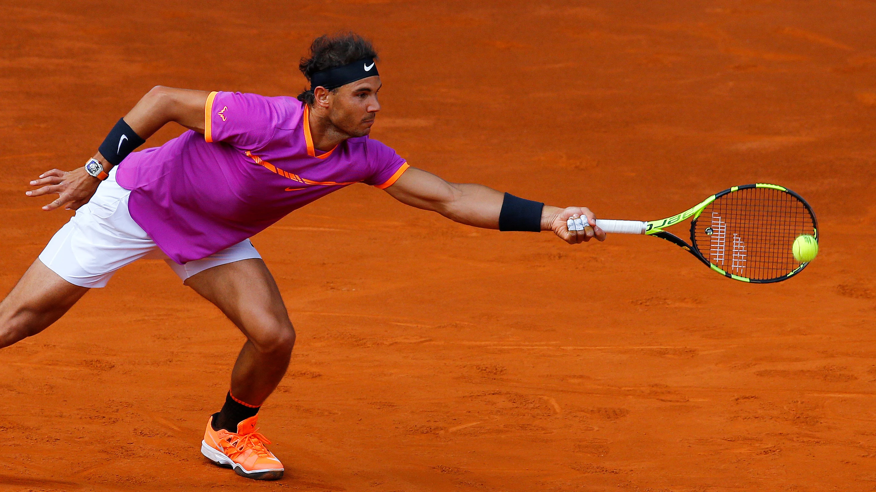 Rafa Nadal intenta llegar a una bola en el partido ante Fognini