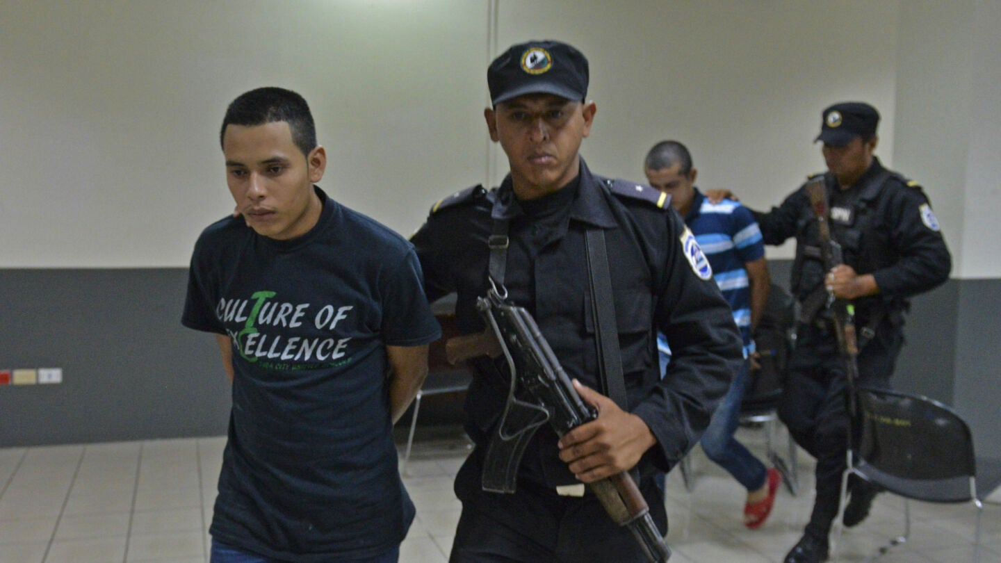 El pastor evang&eacute;lico Juan Gregorio Rocha Romero (i), acusado de asesinato y secuestro simple, es escoltado por un agente de seguridad de la Polic&iacute;a Nacional en el juzgado de Managua.