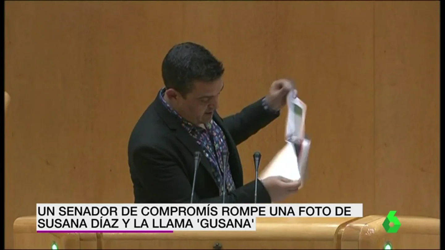 Frame 13.349665 de: Un senador de Compromís rompe una foto de Susana Díaz y la llama "gusana" Frame 13.349665 de: Un senador de Compromís rompe una foto de Susana Díaz y la llama "gusana"