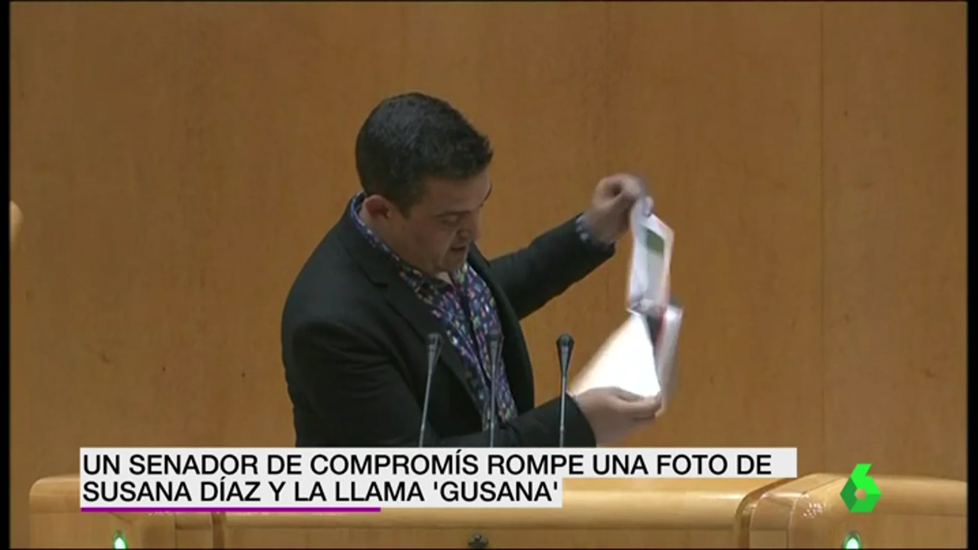 Frame 13.349665 de: Un senador de Compromís rompe una foto de Susana Díaz y la llama "gusana"