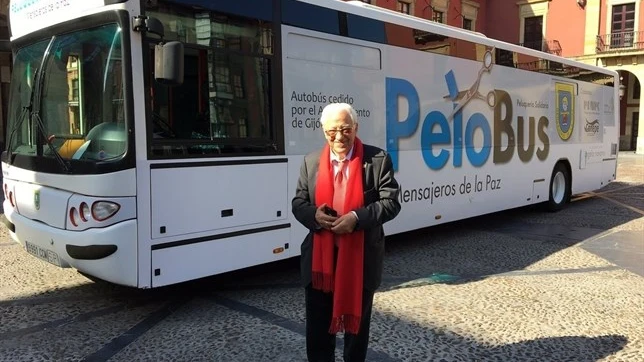 Padre Ángel junto al 'Pelobús'