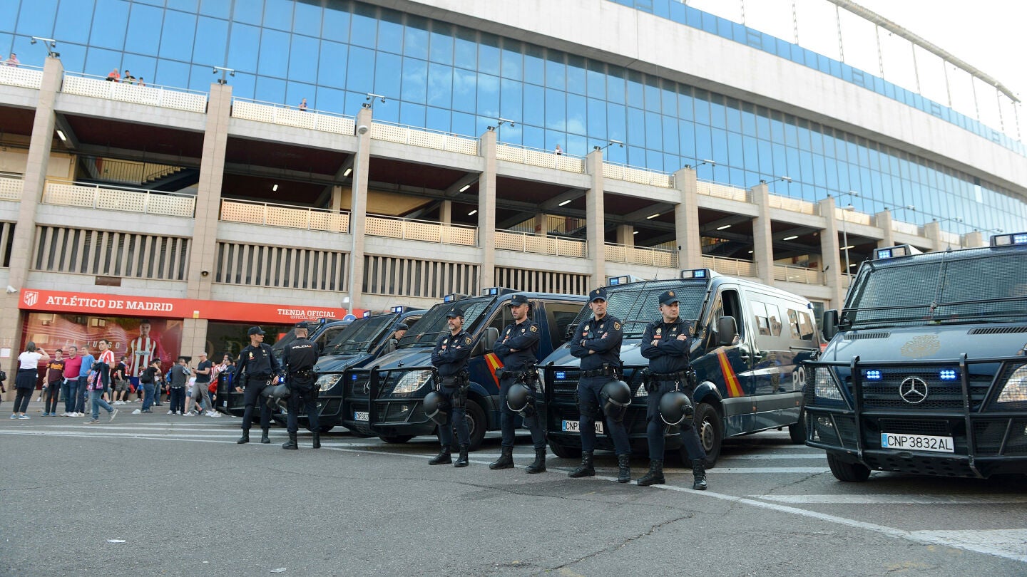 Varios efectivos policiales esperan en las inmediaciones del Calder&oacute;n