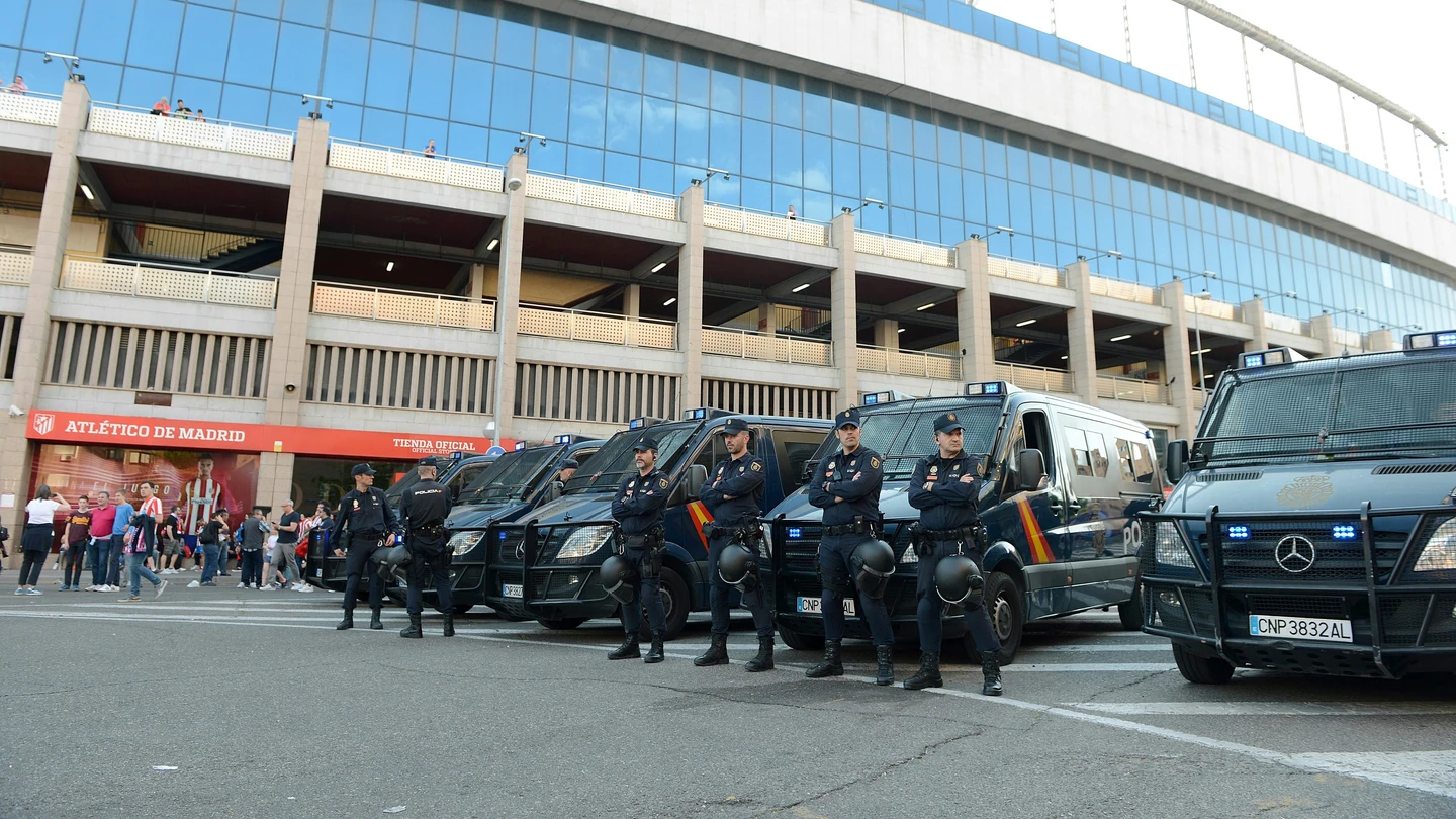 Varios efectivos policiales esperan en las inmediaciones del Calderón Varios efectivos policiales esperan en las inmediaciones del Calderón