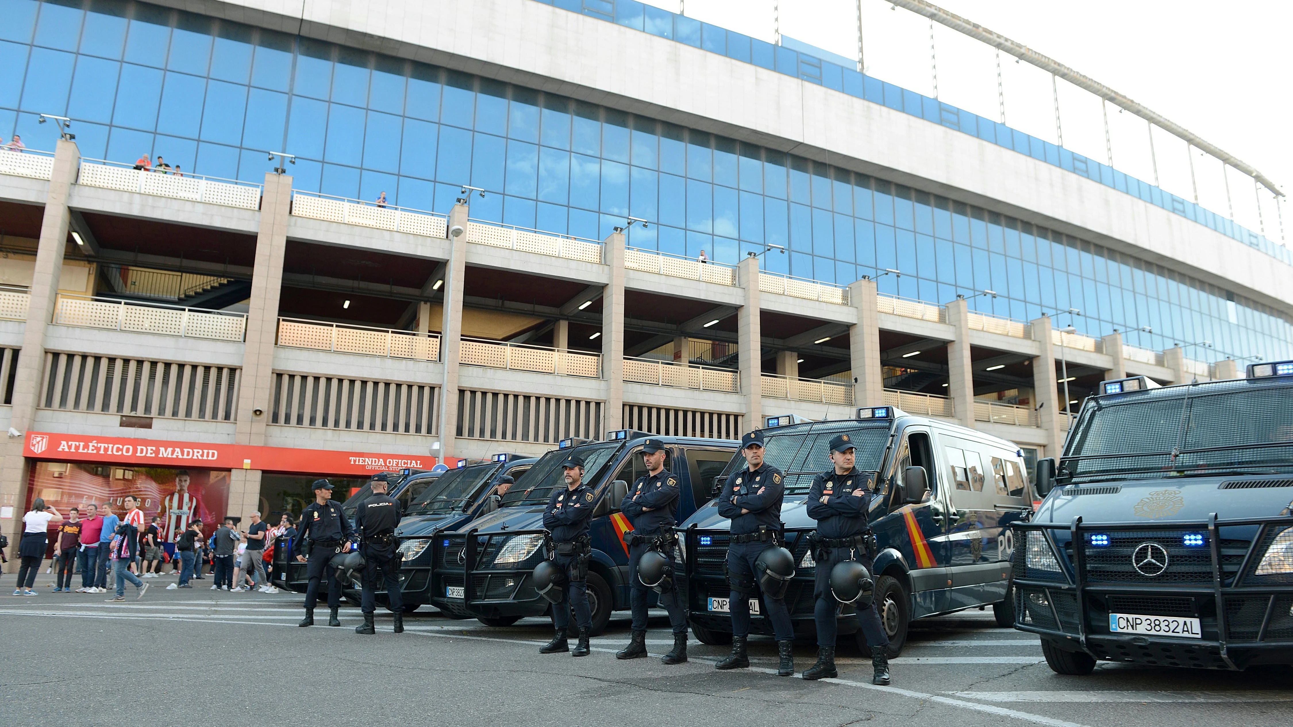 Varios efectivos policiales esperan en las inmediaciones del Calderón Varios efectivos policiales esperan en las inmediaciones del Calderón