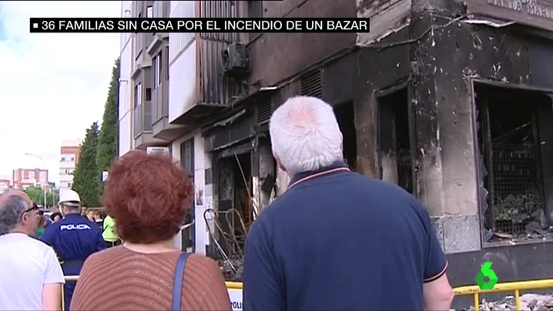 Frame 33.348534 de: Unos menores, posibles autores del incendio en un bazar que ha dejado a 36 familias de Huelva en la calle