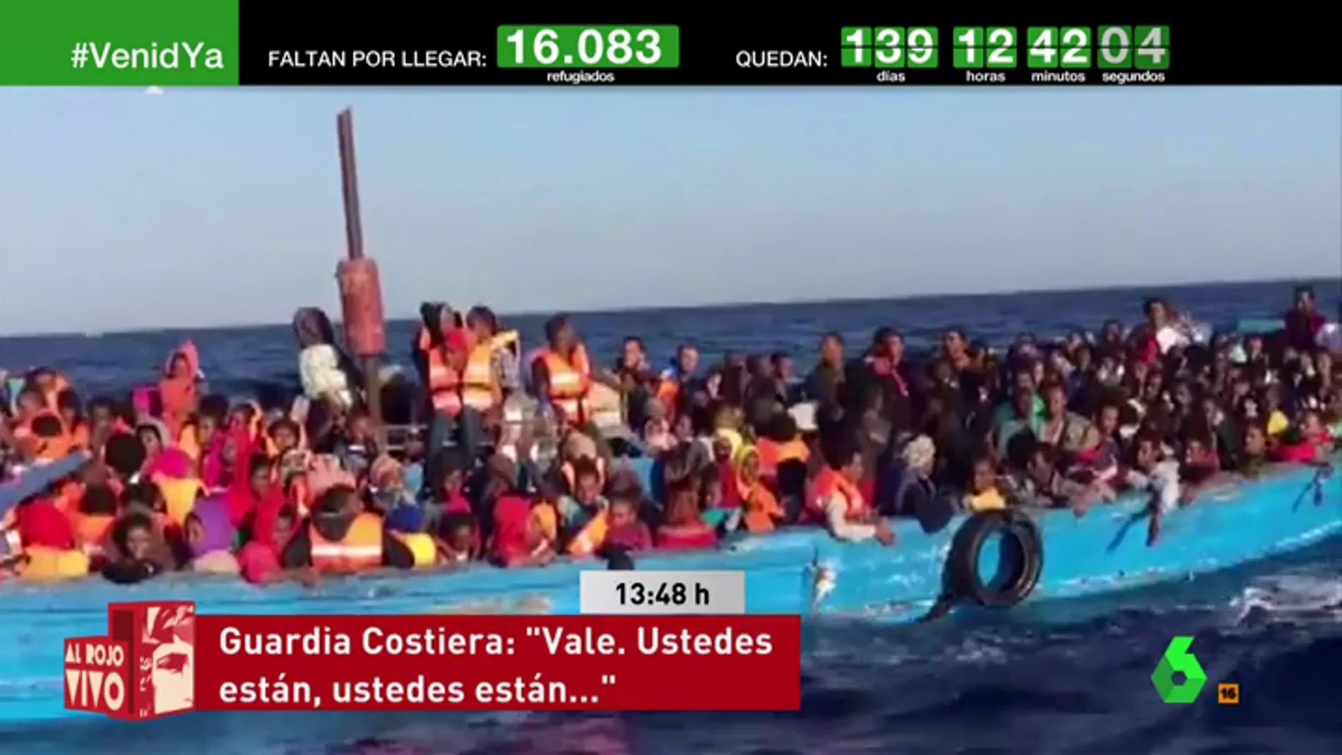 Migrantes en una barcaza