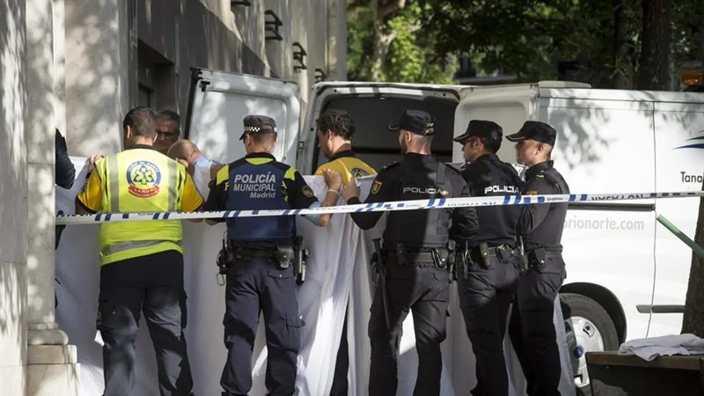 Agentes de la policía y los servicios médicos sacan los cuerpos del edificio Agentes de la policía y los servicios médicos sacan los cuerpos del edificio