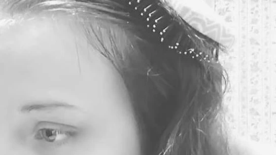 Una chica que duró cuatro semanas sin peinar su pelo, cuelga una foto en sus redes sociales para concienciar sobre la depresión y como afecta no sólo la parte interior sino la exterior LA DERPESIÓN, LA ENFERMEDAD SILENCIOSA