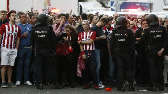 Aficionados del Atlético de Madrid, retenidos por la Policía Aficionados del Atlético de Madrid, retenidos por la Policía