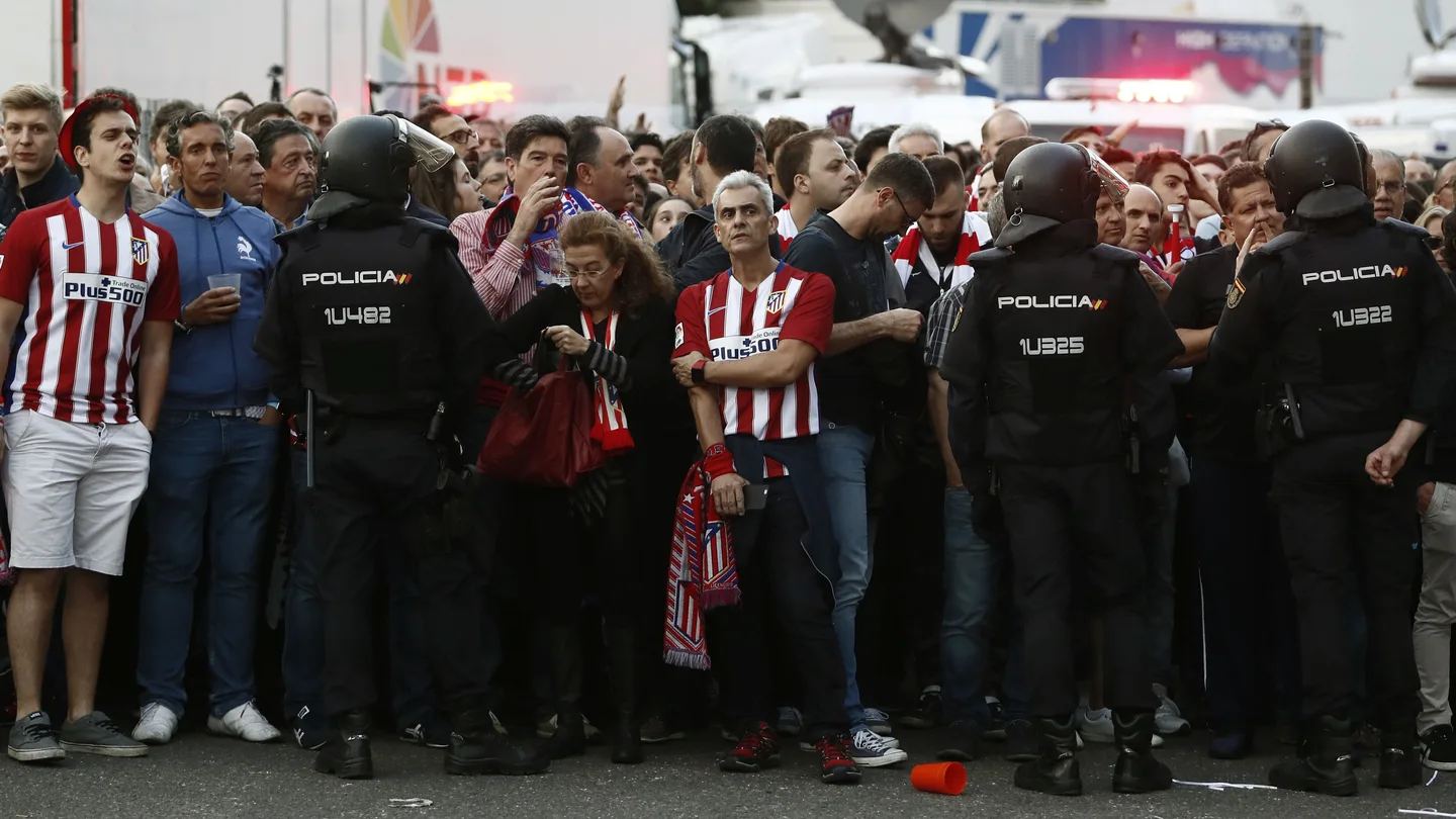 Aficionados del Atlético de Madrid, retenidos por la Policía Aficionados del Atlético de Madrid, retenidos por la Policía