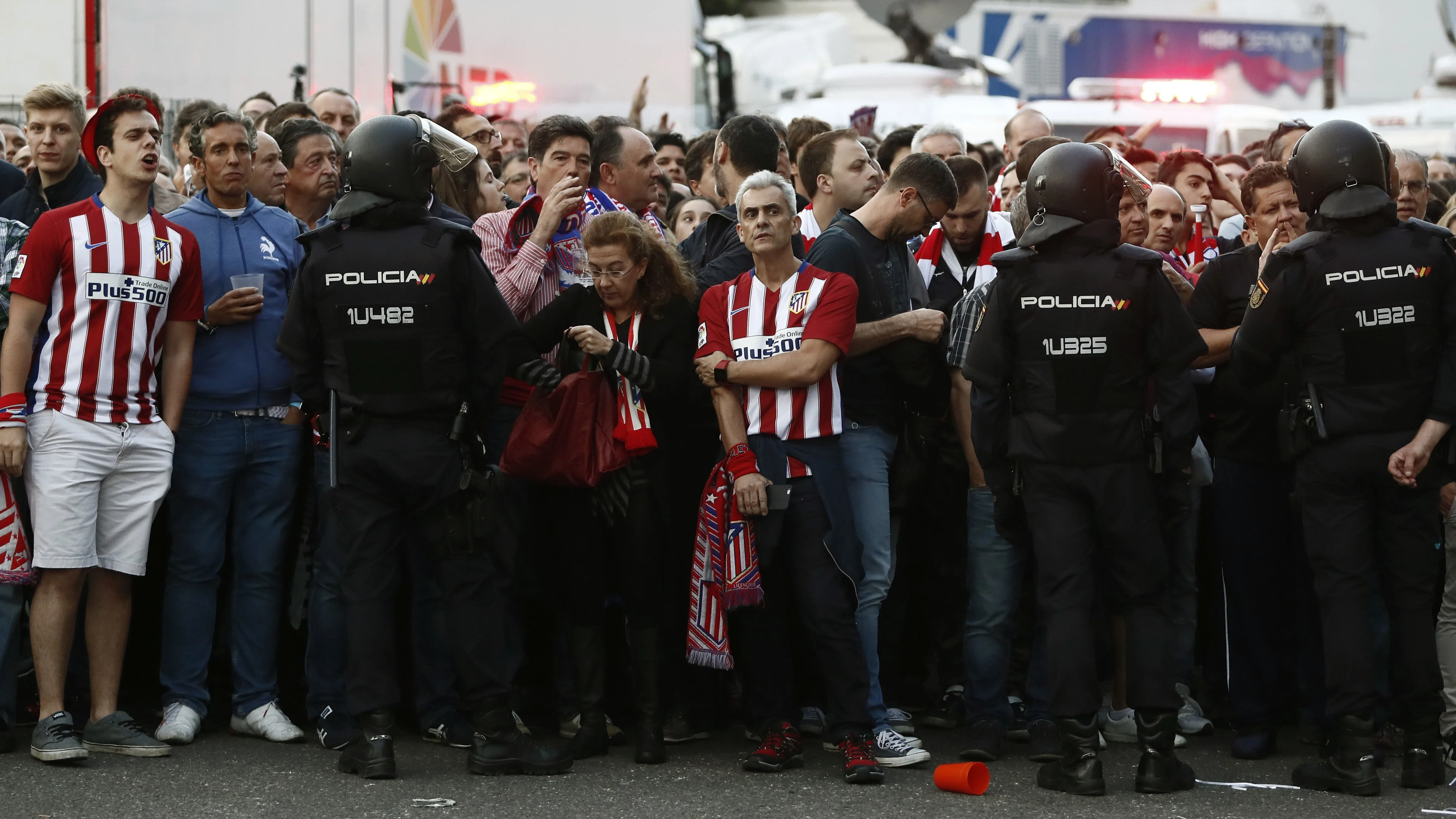 Aficionados del Atlético de Madrid, retenidos por la Policía