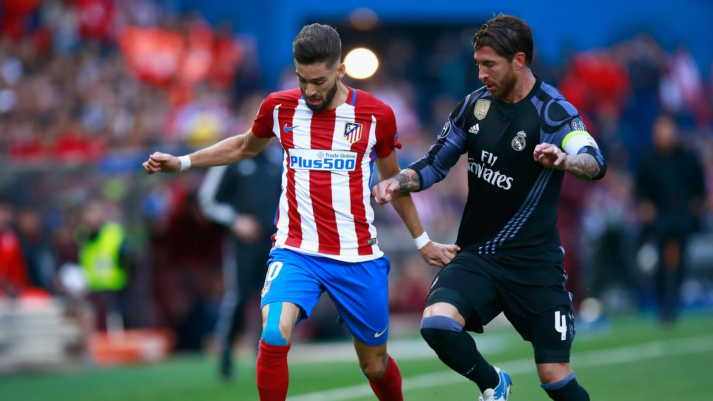 Yannick Carrasco y Sergio Ramos durante el Atlético - Real Madrid Yannick Carrasco y Sergio Ramos durante el Atlético - Real Madrid