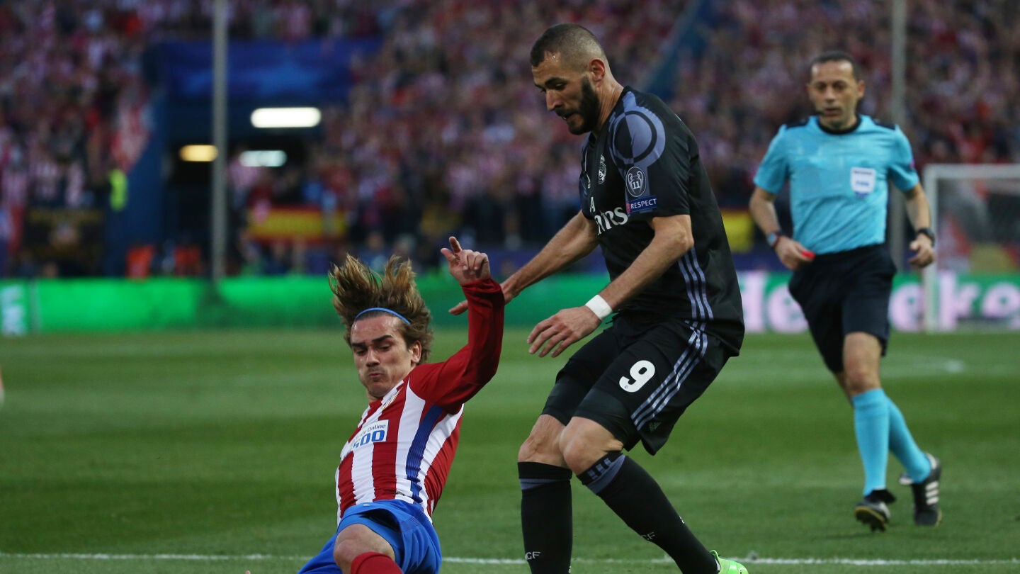 Benzema y Griezmann durante una acci&oacute;n del partido