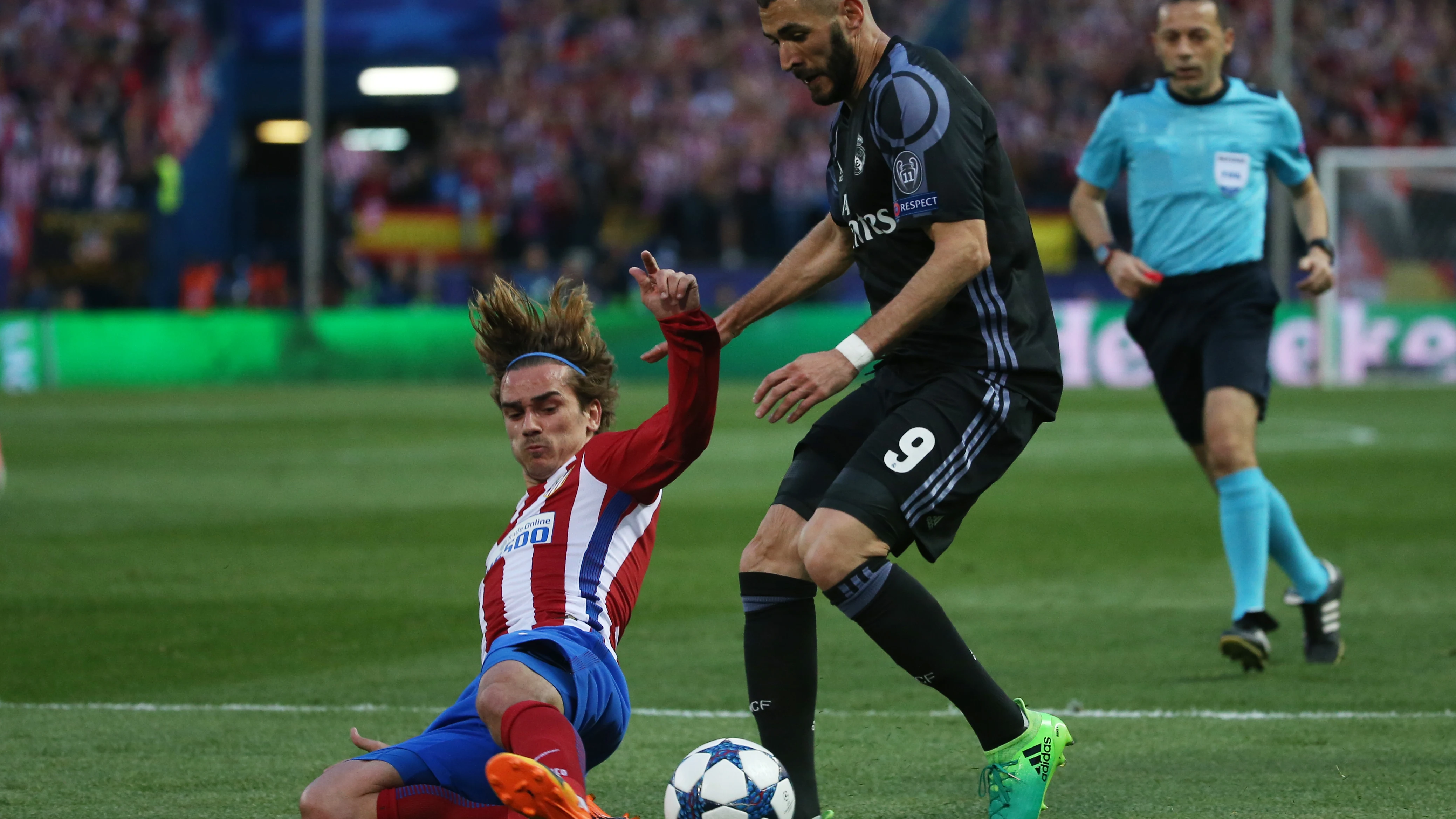 Benzema y Griezmann durante una acción del partido