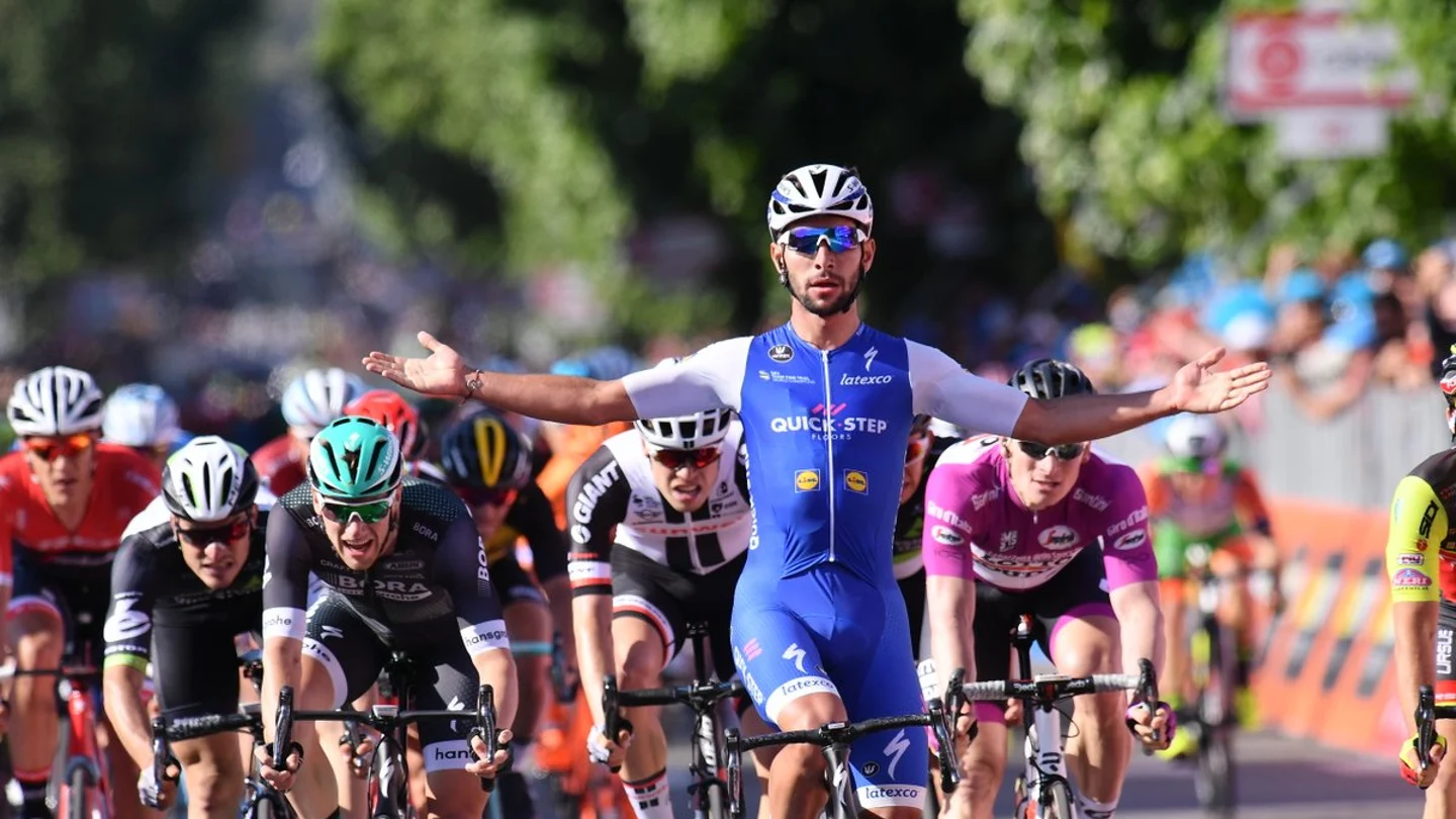 Fernando Gaviria celebra su victoria en el Giro de Italia Fernando Gaviria celebra su victoria en el Giro de Italia