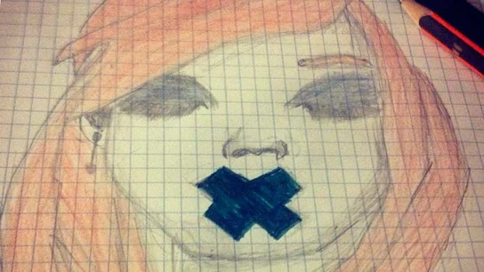 Dibujo de una chica con la boca tapada Dibujo de una chica con la boca tapada