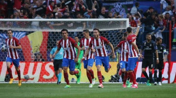 Saúl anima a sus compañeros tras marcar el 1-0 ante el Atlético de Madrid