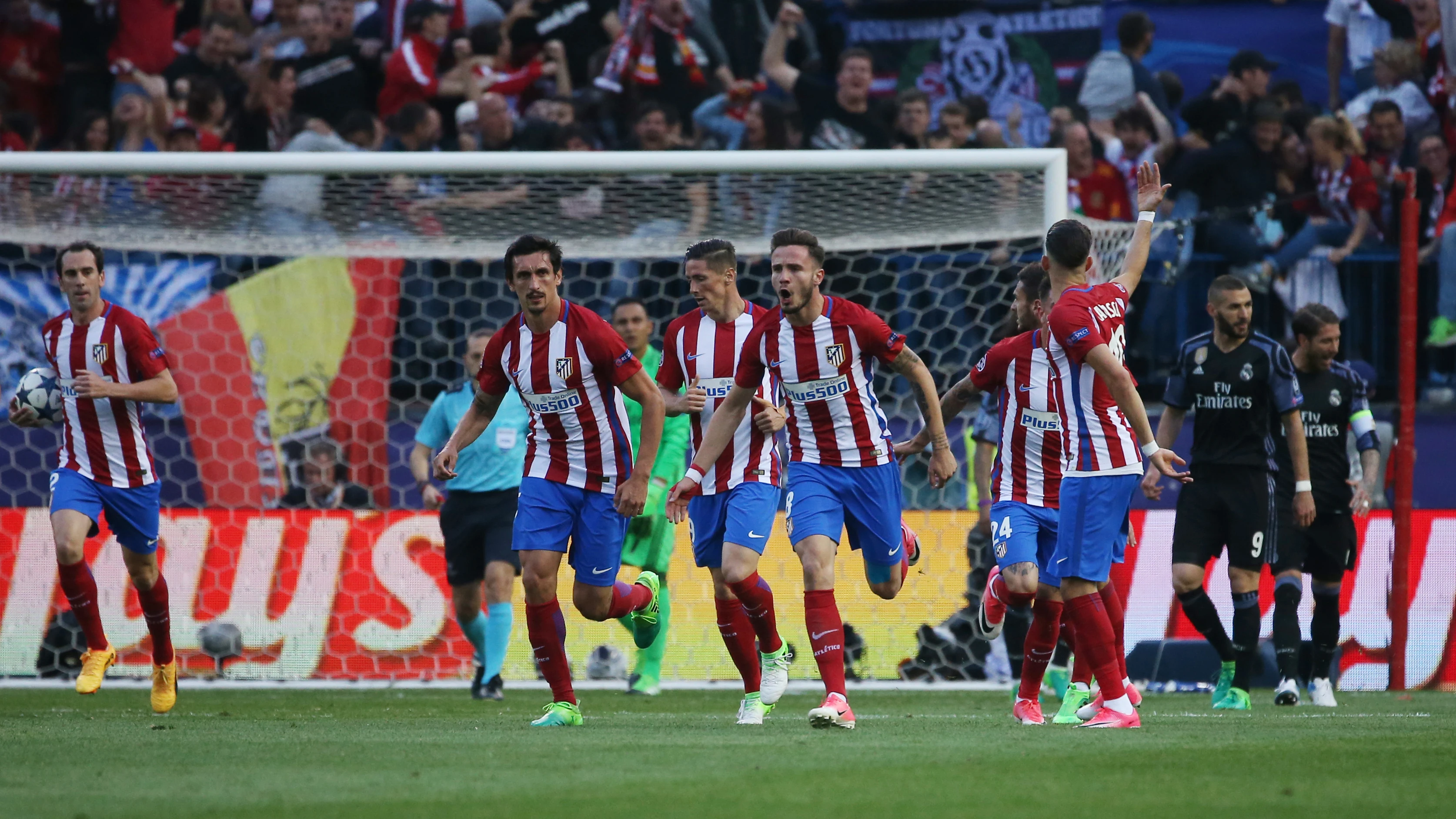 Saúl anima a sus compañeros tras marcar el 1-0 ante el Atlético de Madrid Saúl anima a sus compañeros tras marcar el 1-0 ante el Atlético de Madrid