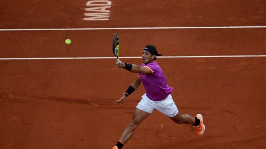 Rafa Nadal golpea una bola alta ante Kyrgios