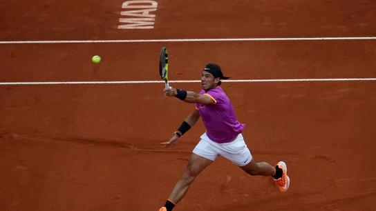 Rafa Nadal golpea una bola alta ante Kyrgios Rafa Nadal golpea una bola alta ante Kyrgios