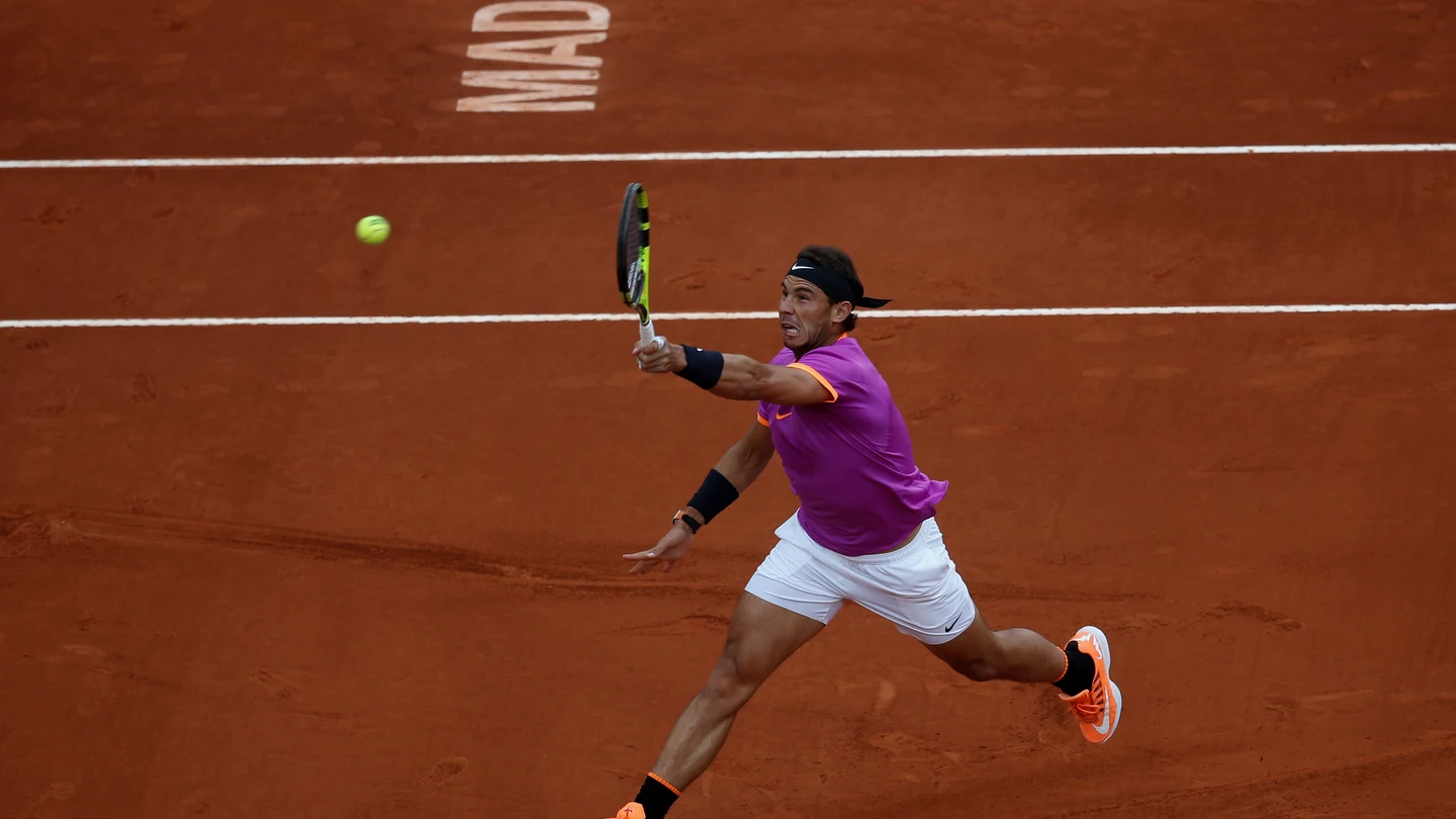 Rafa Nadal golpea una bola alta ante Kyrgios Rafa Nadal golpea una bola alta ante Kyrgios