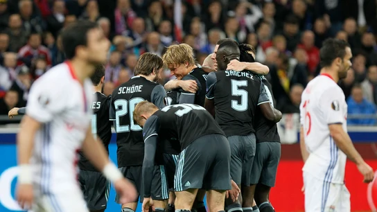 Los jugadores del Ajax celebran su gol contra el Lyon en Francia Los jugadores del Ajax celebran su gol contra el Lyon en Francia