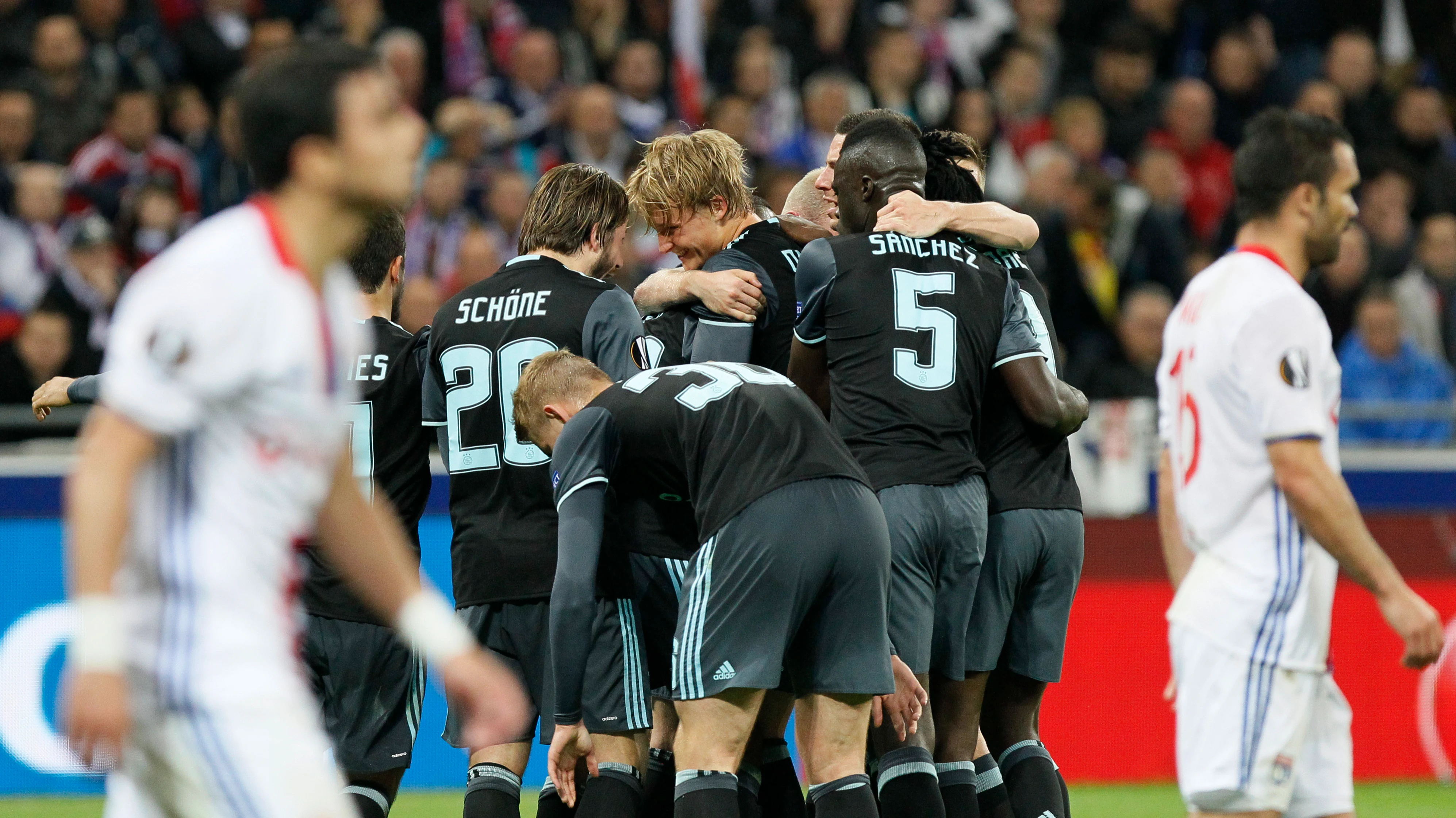 Los jugadores del Ajax celebran su gol contra el Lyon en Francia