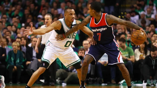 Avery Bradley defiende a Brandon Jennings Avery Bradley defiende a Brandon Jennings