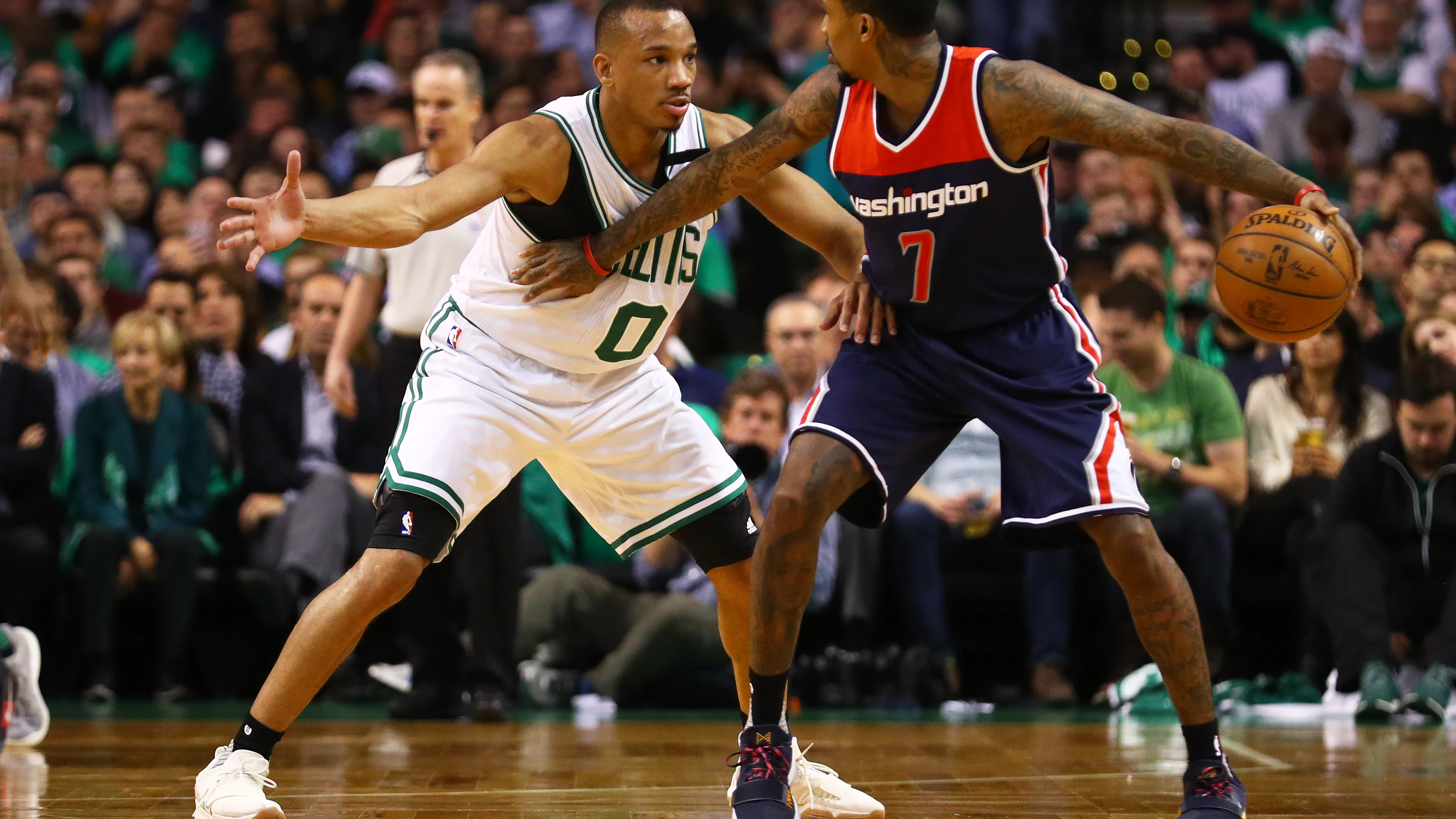 Avery Bradley defiende a Brandon Jennings