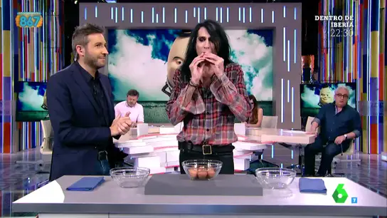 Mario Vaquerizo, soplando huevos para pelarlos Mario Vaquerizo, soplando huevos para pelarlos
