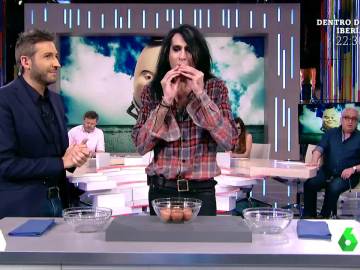 Mario Vaquerizo, soplando huevos para pelarlos Mario Vaquerizo, soplando huevos para pelarlos