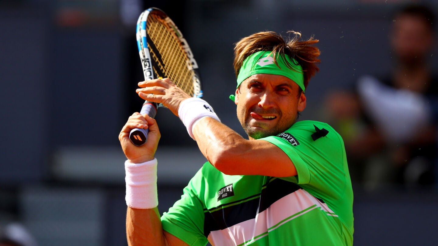 David Ferrer devuelve la pelota en un partido
