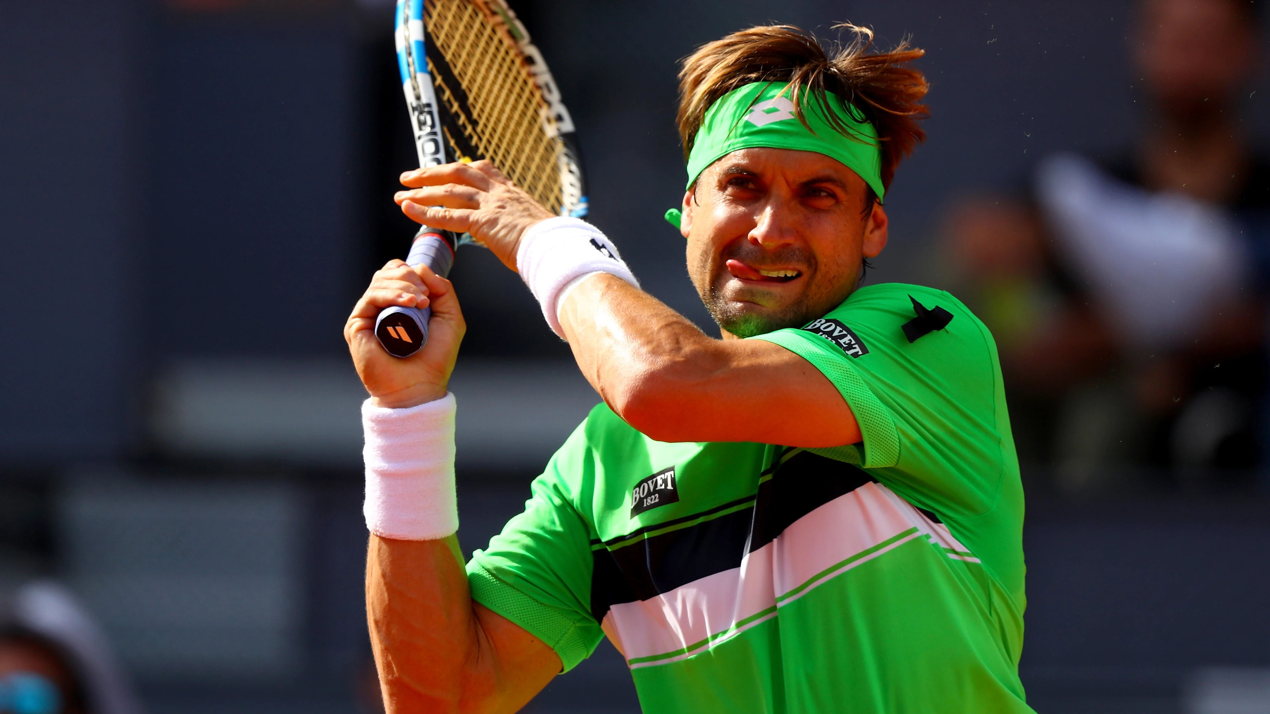 David Ferrer devuelve la pelota en un partido