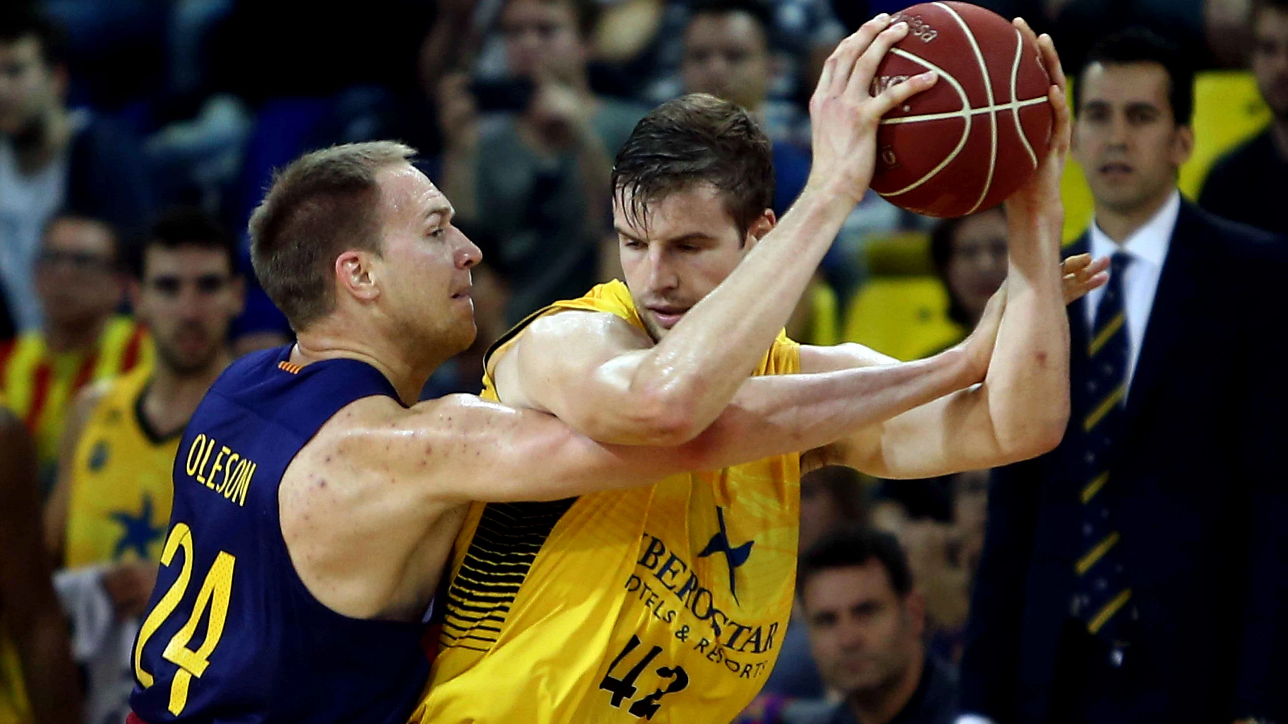 Doornekamp mantiene el balón pese a la presión de Oleson Doornekamp mantiene el balón pese a la presión de Oleson
