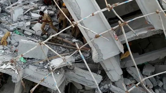 Al menos 24 muertos al derrumbarse un muro durante una boda en la India BODA SANGRIENTA