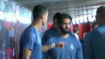 Cristiano, hablando con sus compañeros